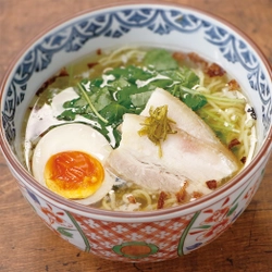 新横浜ラーメン博物館で沖縄の食文化が込められたラーメン 『新・おんな味』を12月15日に発売