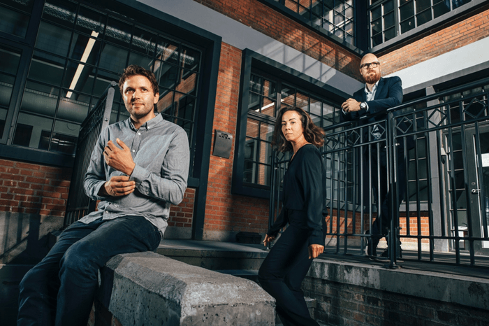 新デンマーク代表(写真中央)