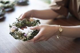 プレゼントの「スペシャルフラワーリース」と「Time＆Bouquet」ブランドの「Muguet」