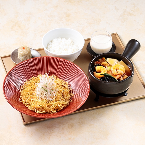 「五目具だくさんあんかけやきそば」Aセット1,900円(焼売1個、ご飯、とろ~り杏仁豆腐付き)