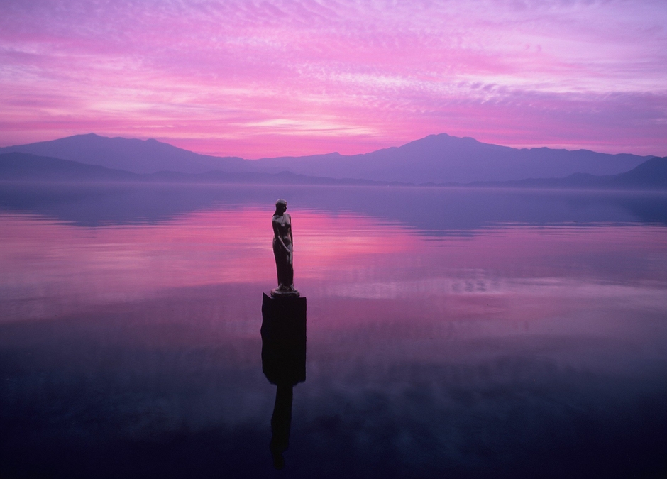 水深・水質ともに日本一の田沢湖 撮影:難波和夫氏
