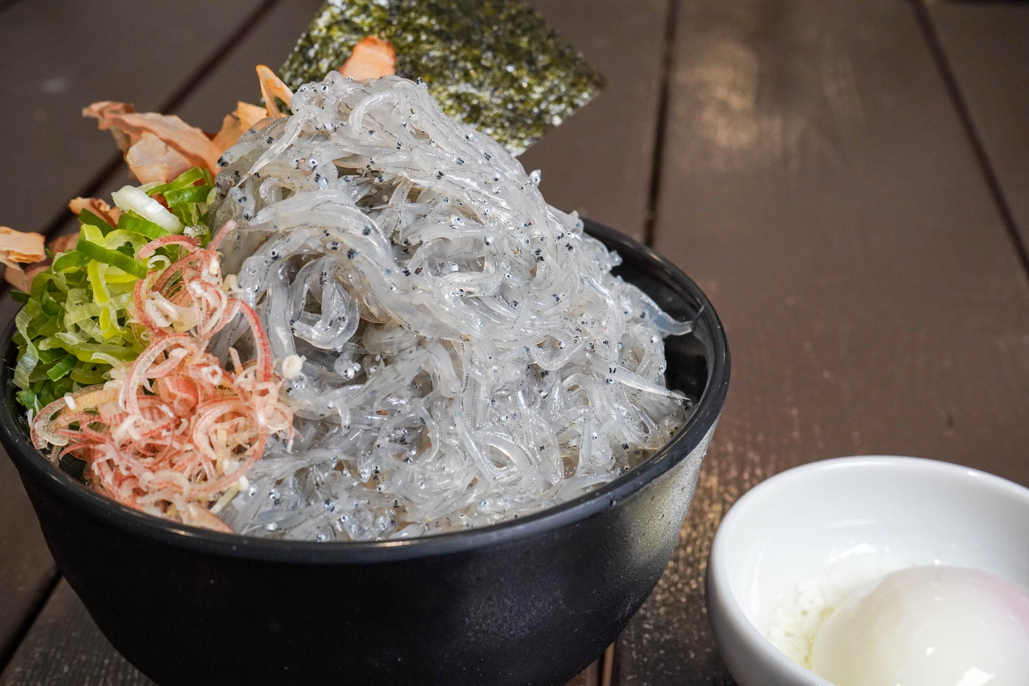 【超稀少！淡路島の春の“とろける”味覚が今年、初解禁！】
ニジゲンノモリのレストラン「モリノテラス」季節限定メニュー
「淡路生しらすTKG」＆「3倍盛り！生しらす丼」