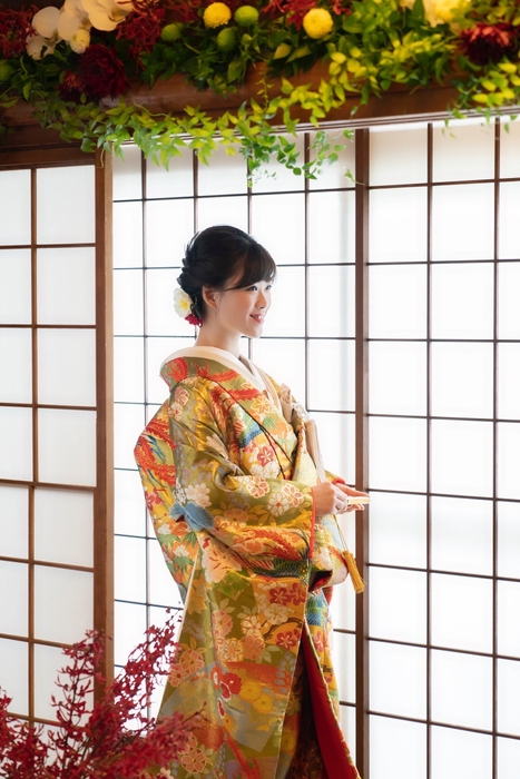 生花で飾られたお部屋でのショット