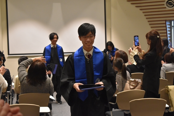 保護者・教職員に見守られ、笑顔で旅立ちです