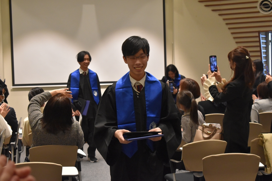 保護者・教職員に見守られ、笑顔で旅立ちです