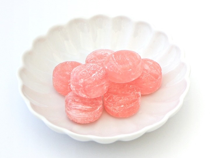 ほんのり岩下の新生姜風味のピンクのキャンディ