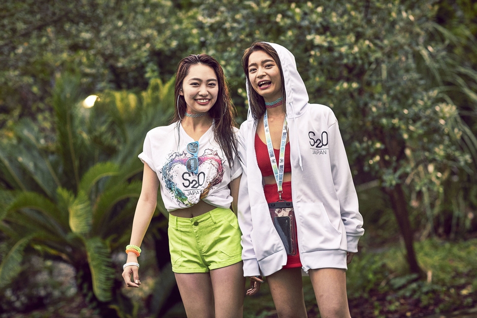 水に映える!カラフルコーデ