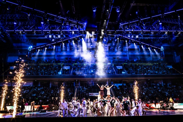 ショーは毎回、華々しいフィナーレで締めくくられます（©Daniel Heydt）