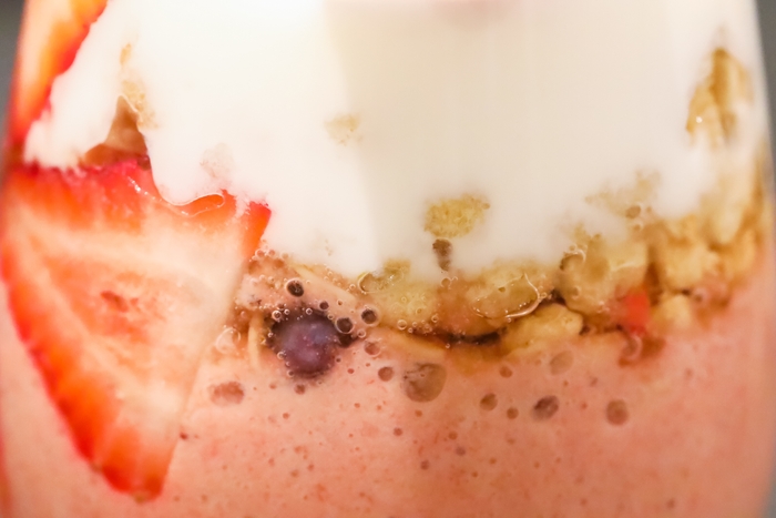 イチゴとバナナの食べる免疫力UPヨーグルトスムージー　グラノーラより