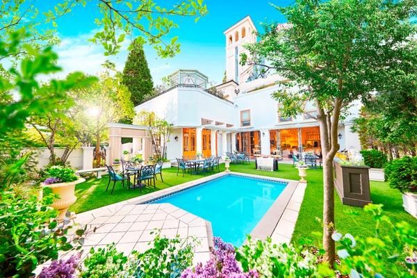 プール付きのガーデン