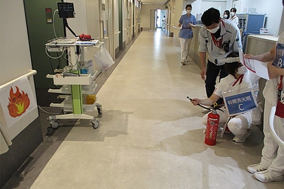 病棟火災を想定し初期消火を行う職員
