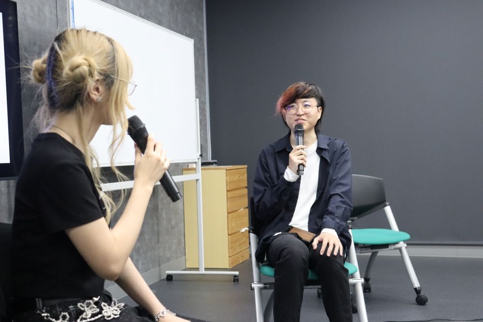 インタビューするｅスポーツ研究会の吉田代表（右）