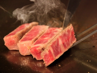 鉄板で焼き上げるステーキ ※イメージ