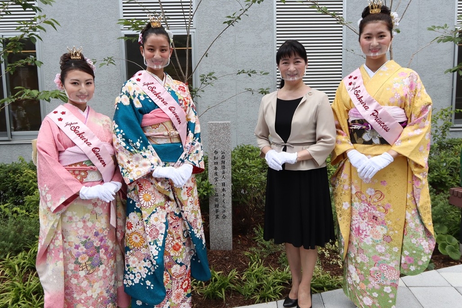 石碑の除幕式の様子