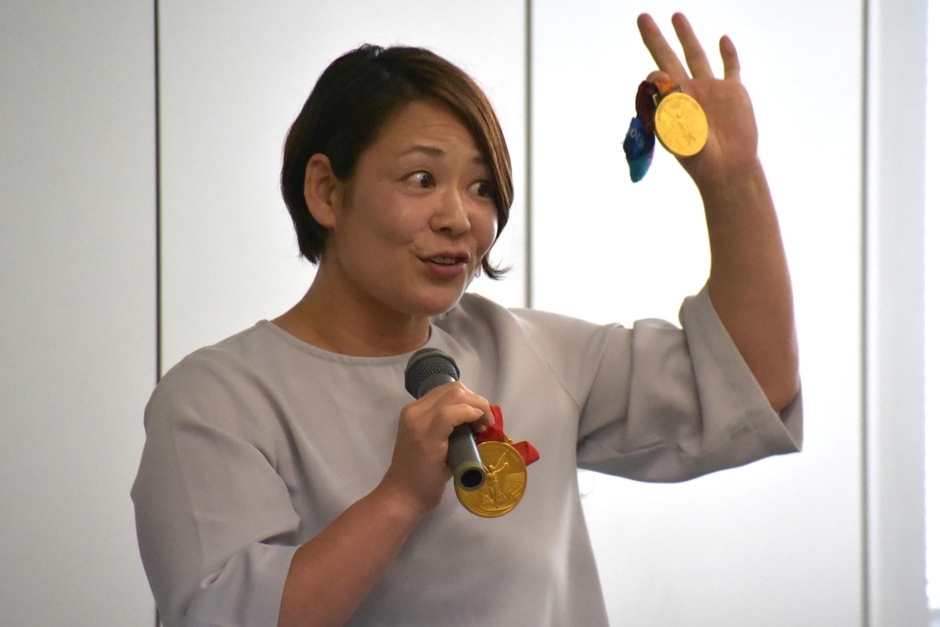 金メダルを始めて披露