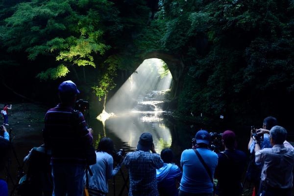 ハート形の光で有名な清水渓流広場(濃溝の滝・亀岩の洞窟)ジブリの滝としても有名です。きみつフォトバンクより