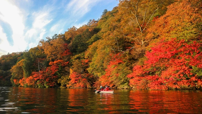 カヌーで行くご来光と湖上紅葉狩りツアー