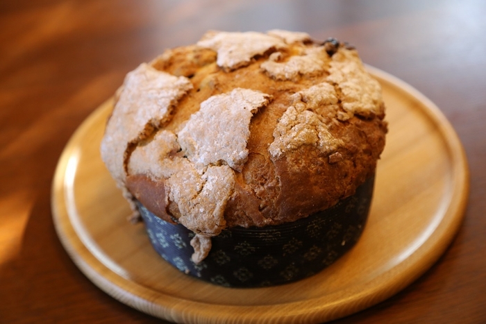 ヘーゼルナッツの砂糖水をつけて焼くパネトーネ トリネーゼ