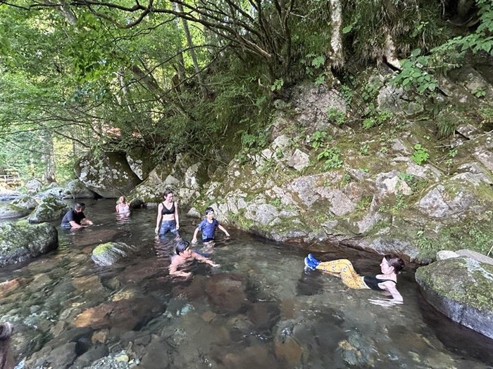 サウナの後は、栗巣川の冷水で身体を冷やす