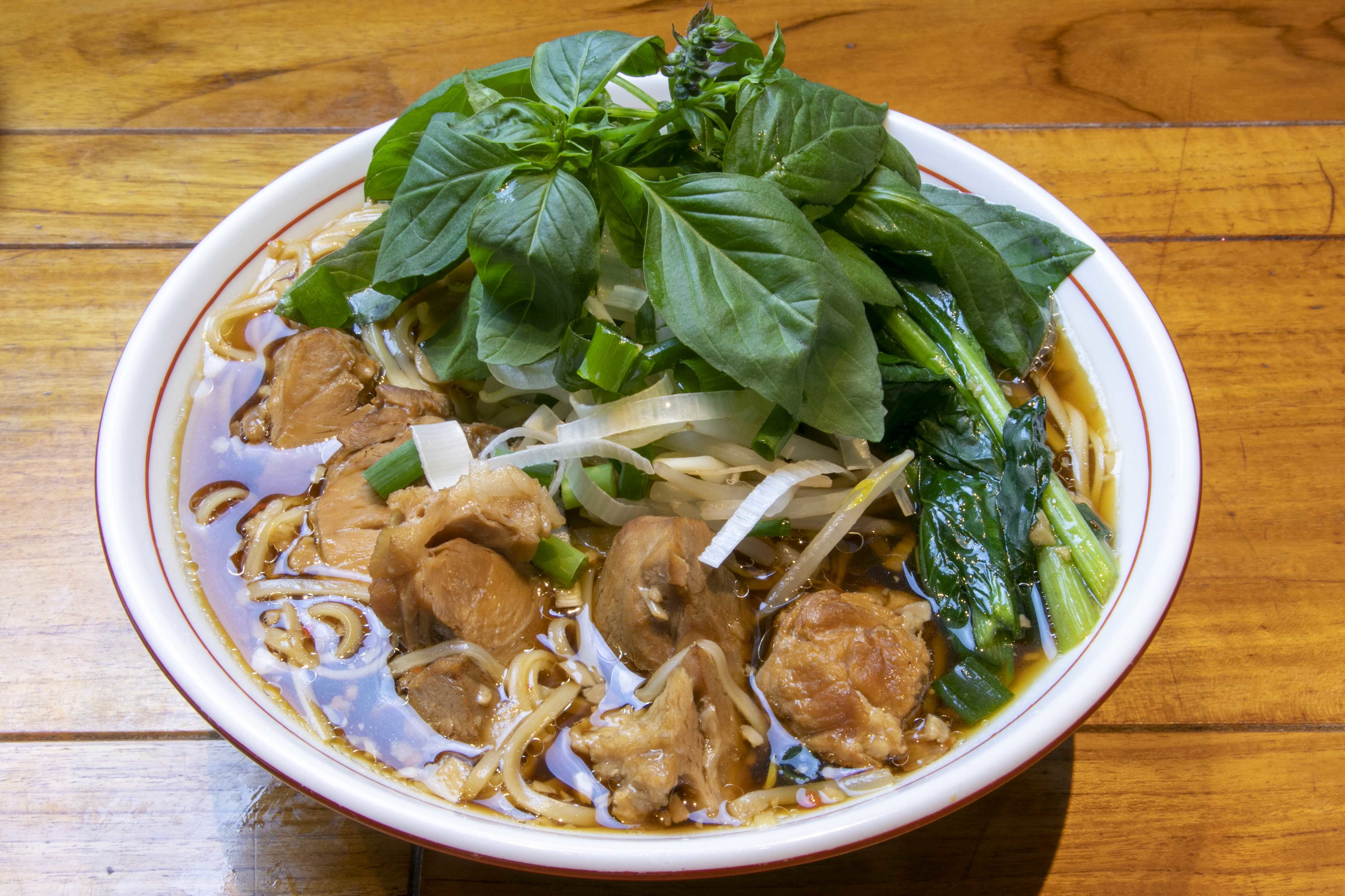 ~クイッテイオ・ムー・トゥン・サイ・バイ・ホラパー コラーゲン五香粉豚煮込みスープ麺、たっぷりホラパーのせ~ 920円(税込み)