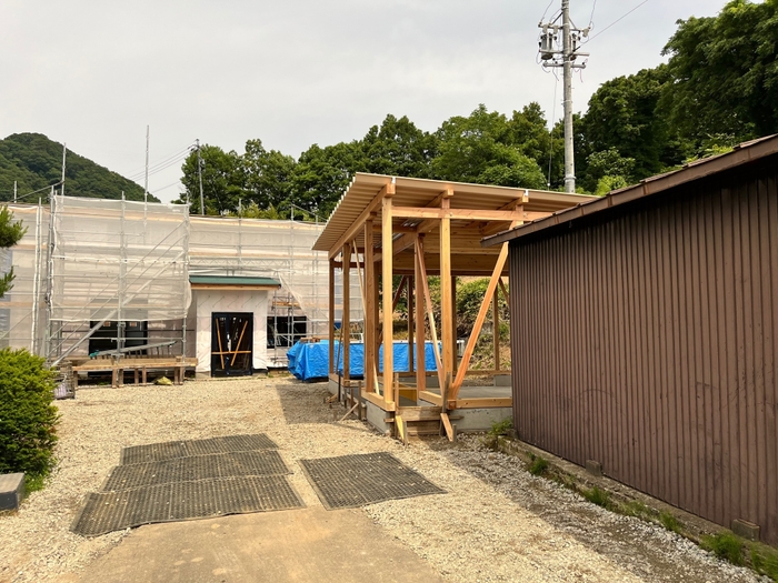 急ピッチで進む建設中の学校