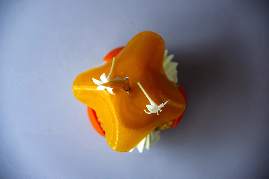 「パティスリーヴァンセット」の「サントノレ・ダルページュ」プティガトー 756円_1