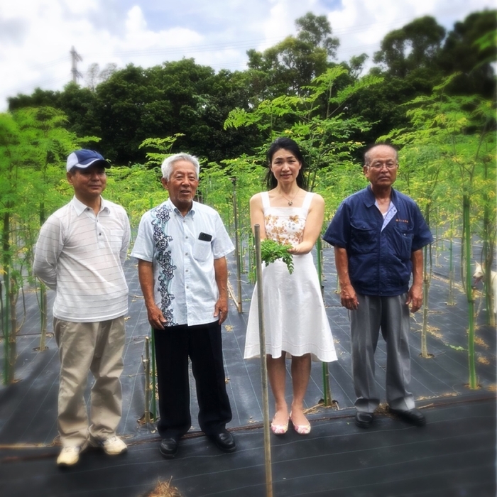 代表取締役　加藤かおりと沖縄の生産者の方々