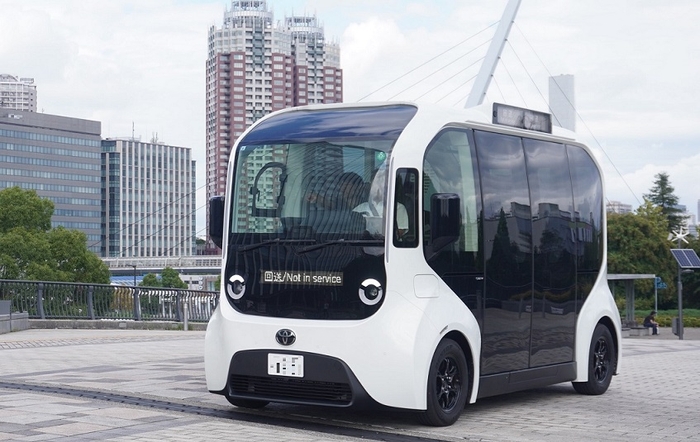 大新東の運転サービス士がe-Paletteをシンボルプロムナード公園エリアで走行している様子