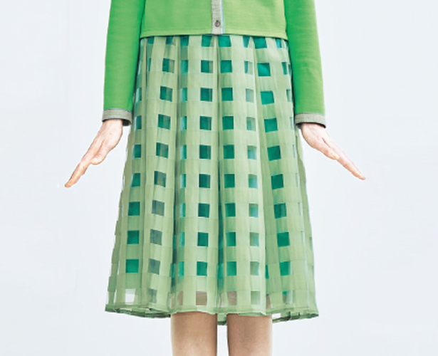 ソフトプリーツスカート 25,300円（税込）　カラー：ベビーピンク×コーラルピンク、ライトグリーン×グリーン、ブラック×ブルー
