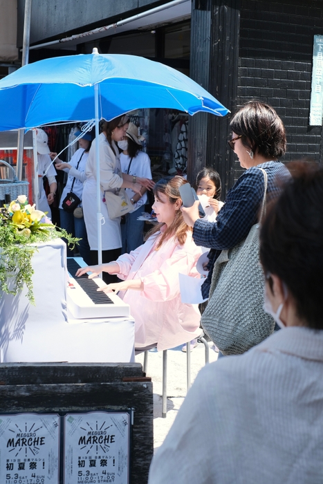 海外で大人気のストピ(ストリートピアノ)を目黒通りで!中野先生による演出