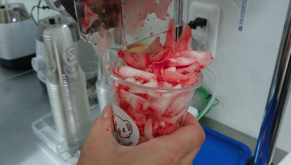 苺をスライスしている様子