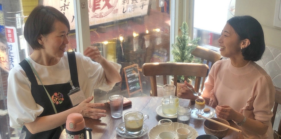 デザートを食べながらスタッフとお喋りするママの様子