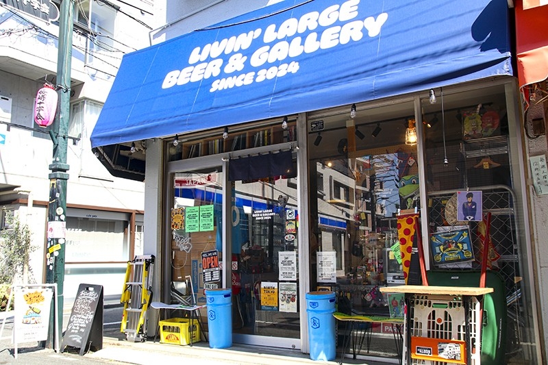 ガラス越しに見える雑貨たちにワクワクする人も多いはず。右隣にある「やきとりキング」の焼き鳥は持ち込みOK