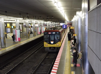 平成３２年度を目途に、 京橋駅においてホームドアの整備に着手 駅ホームの安全性の向上に、 ハード、ソフト両面から努めます