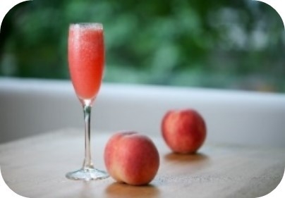 「ミクニマルノウチ」生桃とシャンパーニュのベリーニ