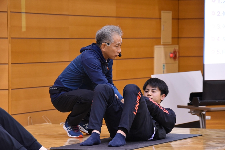 「健康サポート体操」で講師を勤める梅田教授