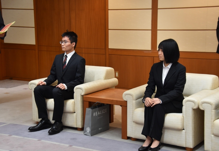 試食会に出席した大久保さん（左）と三浦さん 