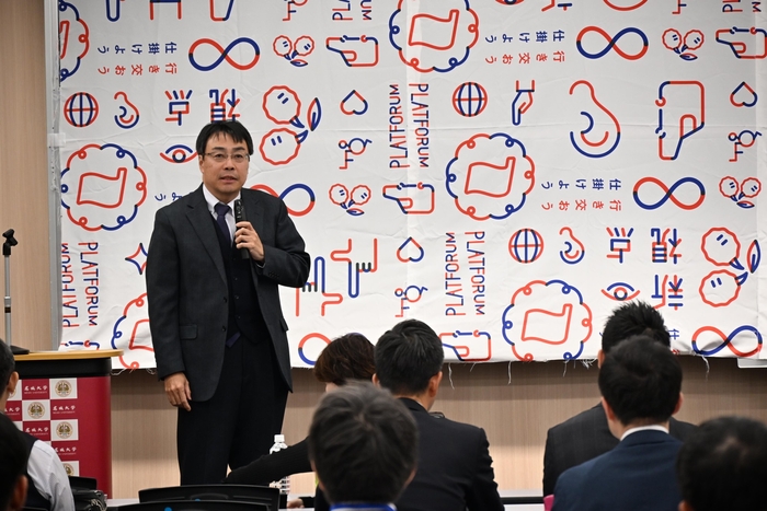 フォーラムであいさつする田中武憲教授(社会連携センター長)