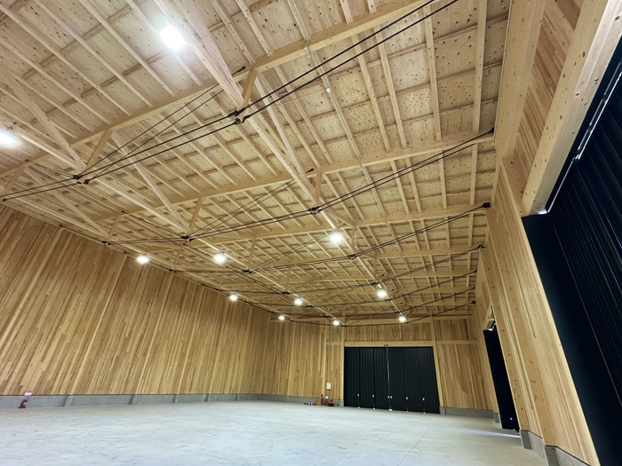 岐阜県産木材を構造現しで仕上げた倉庫内部