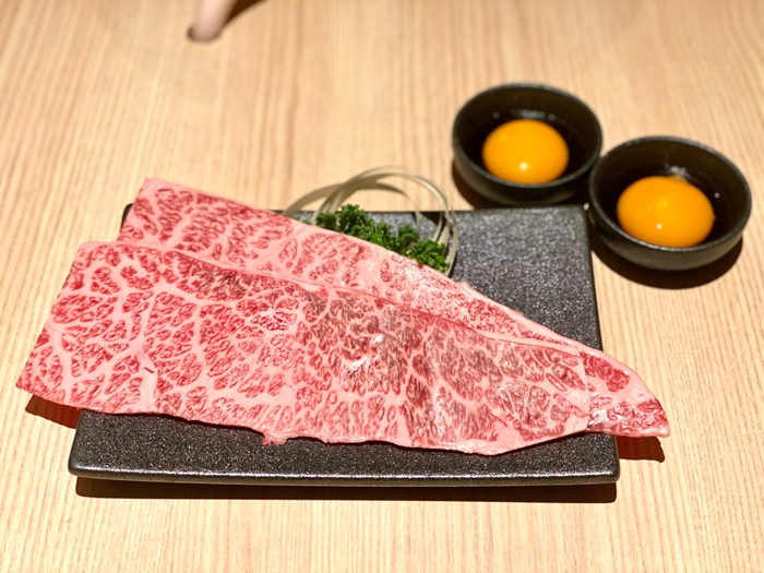 【ザブトンの焼きすき1,800円】卵黄ダレでどうぞ！