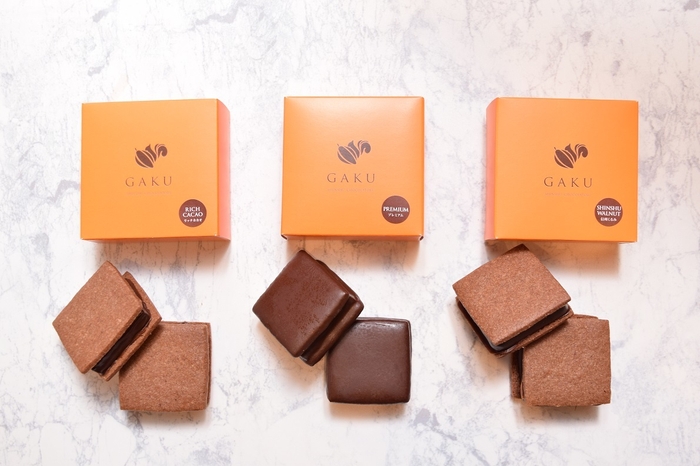 チョコレートサンド リッチカカオ(左)、プレミアム(中央)、信州くるみ(右)
