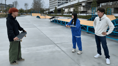 ライダー・アイキさん（左）と協力プレイ