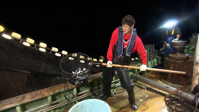 魚を釣る辻本達規(BOYS AND MEN)