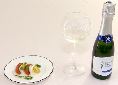 「MIZUBASHO 雪ほたか Awa Sake」とフルーツトマトのカプレーゼ