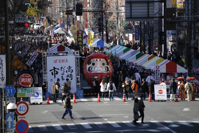 特大高崎だるまと市の様子