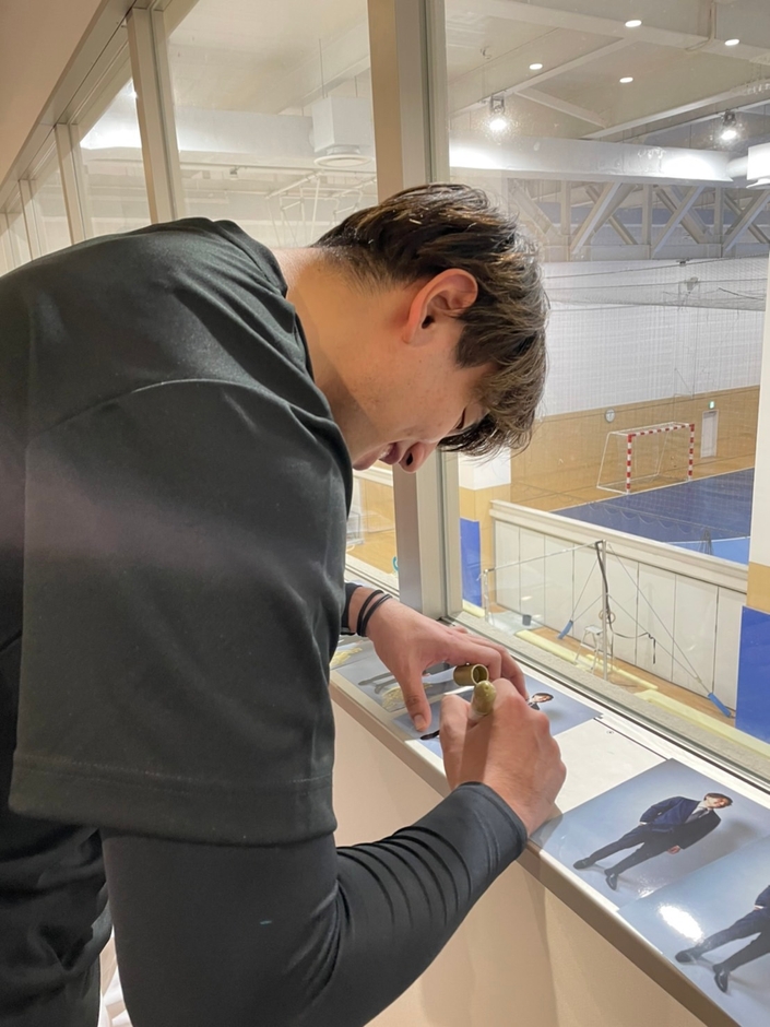 受賞者プレゼントのイメージ①(受賞作品に写っている選手1名のサインを入れます)