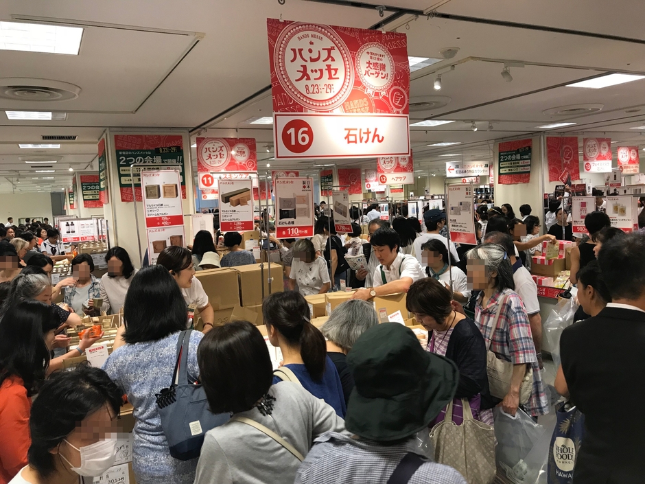 新宿店・人気の石けんを買い求めるお客様