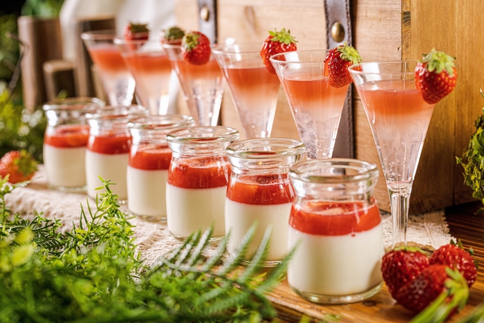 前:クリーミーな苺のパンナコッタ 後:さっぱりした甘味の苺とローズヒップのゼリー