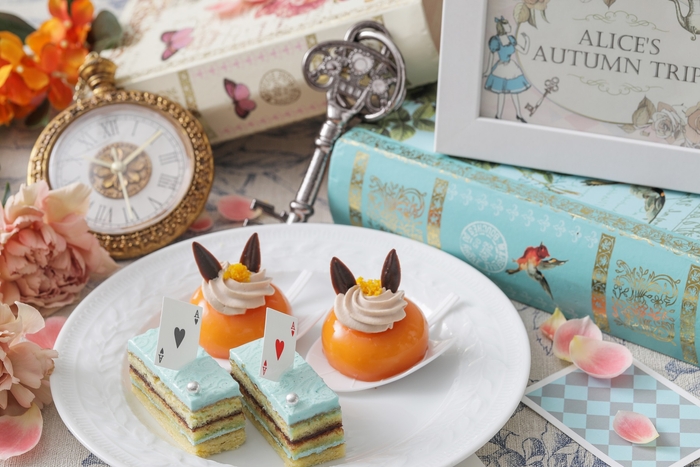 ▲スイーツスタンド中段イメージ: オペラでは珍しい表面のツタ模様と甘すぎないチョコレートがポイントの“チョコミントオペラ”と、ブラックラム酒を使用し、オレンジの皮のアクセントが特徴の大人で上品なお味の“オレンジマロンのうさぎさんムース”