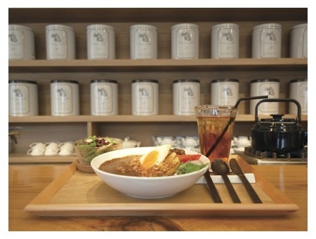 amsu tea house自慢のスパイスカレーとアイスティー